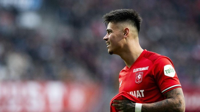 Mees Hilgers Jauh dari Lirikan Kluivert: Apakah Ini Awal dari Krisis di Timnas Belanda?