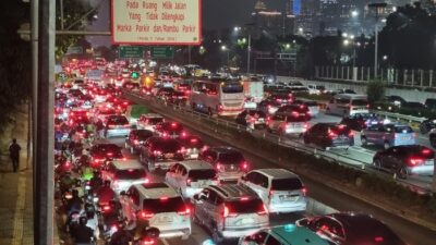 “Macet Mengerikan Jalan Gatsu Arah Pancoran, Pemotor Terobos Jalur TransJ Malam Ini”
