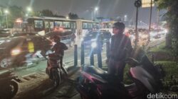 Kelelahan Mendorong Pemotor Menepi di Jalan Gatsu, Macet Parah Malam Ini