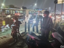 Kelelahan Mendorong Pemotor Menepi di Jalan Gatsu, Macet Parah Malam Ini