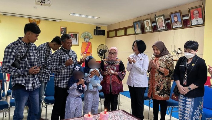 Bocah Korban Penyiksaan 'Ayah Juna' di Jaksel Bertemu Ayah Kandung, Kisah Trauma yang Mengejutkan