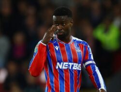 Palace Berharap Guehi Bisa Tampilkan Profesionalisme saat Hadapi Liverpool