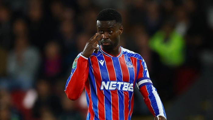 Palace Berharap Guehi Bisa Tampilkan Profesionalisme saat Hadapi Liverpool