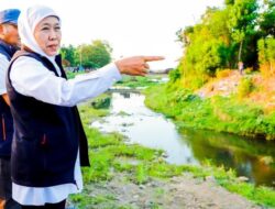 **Khofifah Yakin Bronjong Jadi Solusi Banjir dan Jaga Sawah**