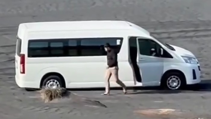 Minibus Elf Tersesat di Lautan Pasir Bromo, TNBTS Ungkap Kejadian Viral yang Mengejutkan!