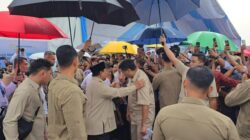 Hujan-hujanan, Prabowo Sapa Langsung Warga Pemilik Rumah Subsidi di Cileungsi – Update 1