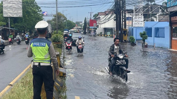 Banjir Menerjang Halaman RSUD Kabupaten Bekasi, Air Mencapai 15 Cm Usai Hujan Deras