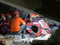 “Alat Canggih Dikerahkan Cari Korban Tertimbun di Sidoarjo: Damkar Surabaya Turunkan HDR”