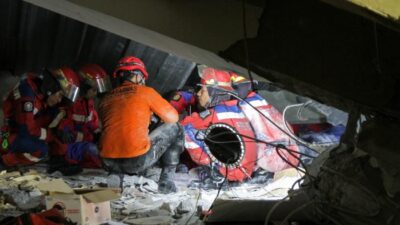 “Alat Canggih Dikerahkan Cari Korban Tertimbun di Sidoarjo: Damkar Surabaya Turunkan HDR”