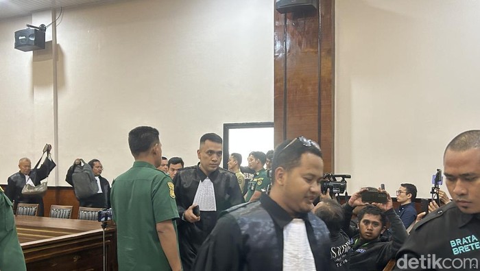 Hakim Baca Vonis, Tanpa Razman, Pengacara Walk Out: Ini Alasannya!