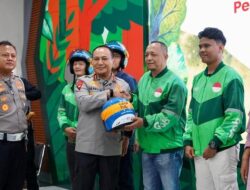 Kapolda Riau Inovasi Lalu Lintas Inklusif, Serahkan Helm untuk Disabilitas!