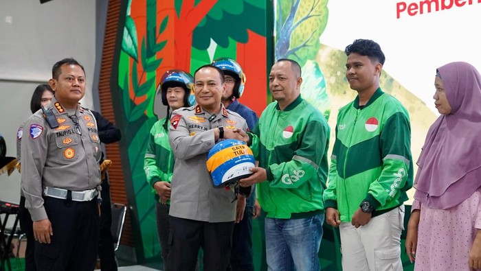 Kapolda Riau Inovasi Lalu Lintas Inklusif, Serahkan Helm untuk Disabilitas!