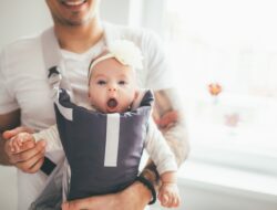 Gendong Anak Tepat, Sehat untuk Bunda dan Si Kecil
