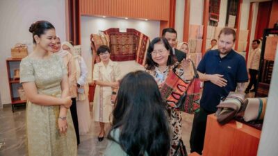 “Menakjubkan! Kahiyang Ayu Perkenalkan Wastra Khas Sumut ke Istri Dubes AS”