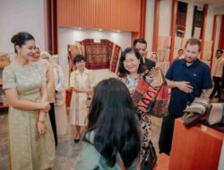 “Menakjubkan! Kahiyang Ayu Perkenalkan Wastra Khas Sumut ke Istri Dubes AS”