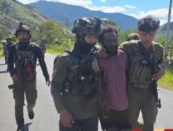 **Satgas Damai Cartenz Bongkar Jaringan Penyuplai Senpi KKB, 2 Tersangka Ditangkap**