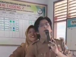 **Geger Guru Pandeglang Asyik Karaoke Pakai Smart TV di Ruang Kelas Saat Jam Pelajaran!**