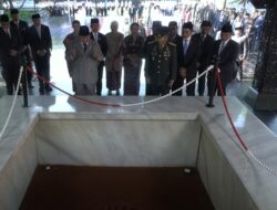 **Presiden Prabowo Subianto dan Wakil Presiden Gibran Berdoa di Sumur Lubang Buaya dalam Peringatan Hari Kesaktian Pancasila**