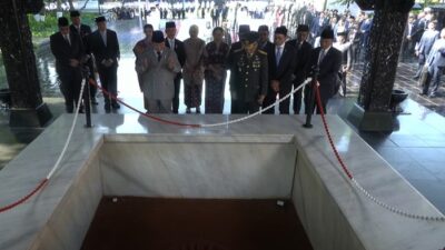 **Presiden Prabowo Subianto dan Wakil Presiden Gibran Berdoa di Sumur Lubang Buaya dalam Peringatan Hari Kesaktian Pancasila**