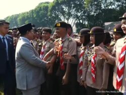 **Prabowo Subianto Sapa dan Bercanda dengan Pelajar, Momen yang Menjelma Menjadi Sorotan**
