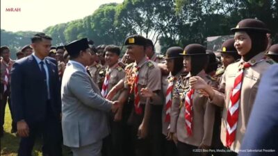 **Prabowo Subianto Sapa dan Bercanda dengan Pelajar, Momen yang Menjelma Menjadi Sorotan**