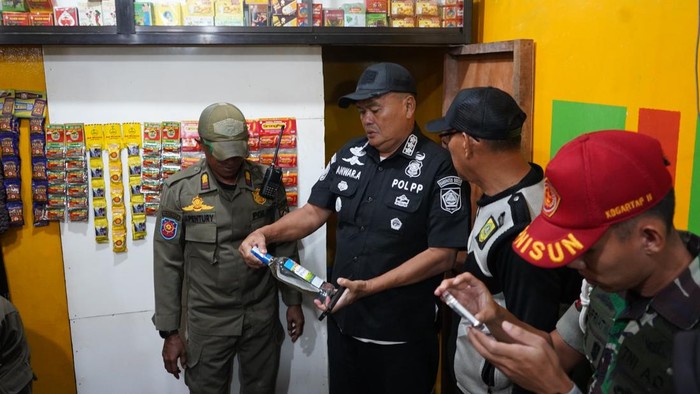 **Satpol PP Bersama TNI-Polri Razia Penjual Miras Ilegal di Citereup Bogor, 203 Botol Disita**