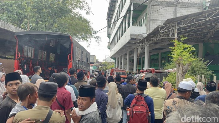 3 Hari Tertimbun, Heroisme Relawan Selamatkan Haikal dari Reruntuhan Ponpes Al Khoziny