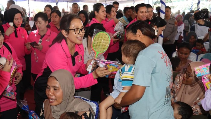 Ketum Bhayangkari Tinjau Bakti Kesehatan di Ende NTT, Warga Setempat Antusias: Transformasi Kesehatan yang Menggemparkan