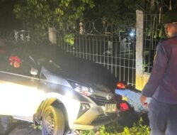 “Kecelakaan Mengerikan! Mobil Terperosok Got di Bogor, Damkar Beraksi Cepat untuk Evakuasi”