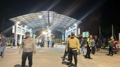 “Respons Cepat Polisi-Damkar Tangani Kebakaran Kilang Minyak di Dumai: Krisis Energi Terancam?”