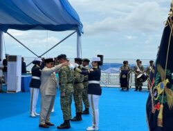 Prabowo Anugerahkan Kehormatan kepada Prajurit TNI Yang Berprestasi di atas KRI