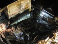 **Tim SAR Berjuang 3 Jam Merayap di Bawah Beton untuk Selamatkan Santri di Ponpes Sidoarjo**