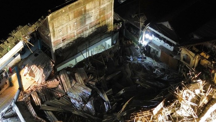 **Tim SAR Berjuang 3 Jam Merayap di Bawah Beton untuk Selamatkan Santri di Ponpes Sidoarjo**