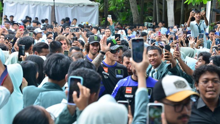 Quartararo Nongkrong Bareng Anak SMA: Kenangan Zaman Sekolah yang Mencolok dalam Dunia Otomotif!