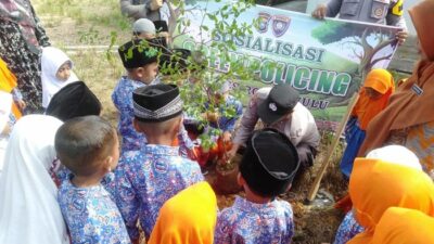 Polisi Rohul Ajak Generasi Alpha Tanam Pohon, Tumbuhkan Kecintaan Lingkungan