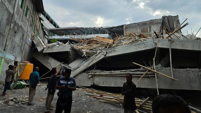 **59 Santri Diduga Tertimbun di Ponpes Al Khoziny, Evakuasi Masih Berlangsung Tanpa Tanda Kehidupan**