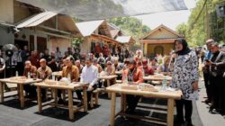 **Luhut hingga Gus Ipul Tinjau Uji Coba Digitalisasi Bansos di Banyuwangi**