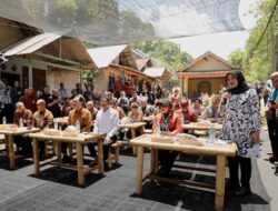 **Luhut hingga Gus Ipul Tinjau Uji Coba Digitalisasi Bansos di Banyuwangi**