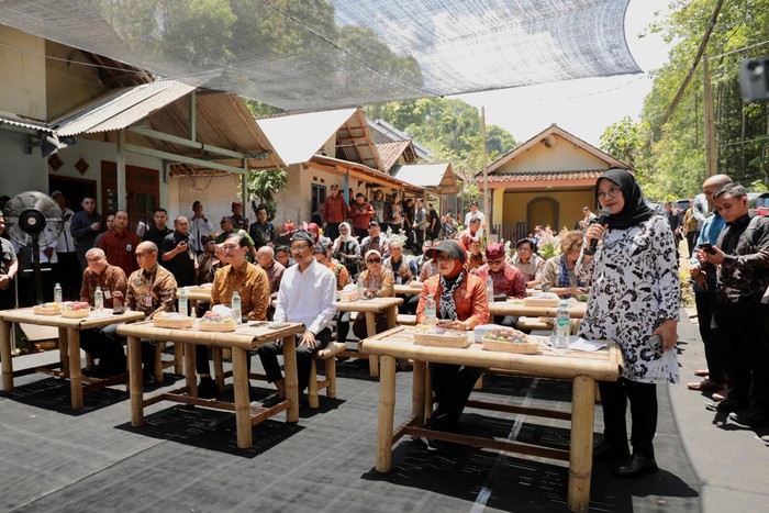 **Luhut hingga Gus Ipul Tinjau Uji Coba Digitalisasi Bansos di Banyuwangi**