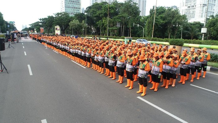 DLH DKI Gandeng 2.100 Petugas Kebersihan, Ramaikan HUT TNI ke-80 dengan Bersih!