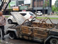 Mobil VW Terbakar di Bintaro, Pengantin Selamat dari Tragedi Menakutkan!