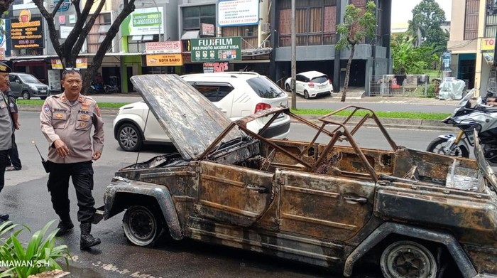 Mobil VW Terbakar di Bintaro, Pengantin Selamat dari Tragedi Menakutkan!