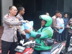 **Polda Metro Gelar ‘Jumat Peduli’, Ojol Berterima Kasih ke Kapolda**