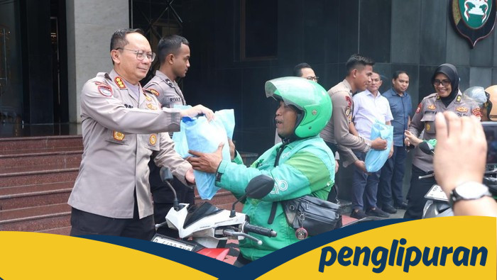 **Polda Metro Gelar 'Jumat Peduli', Ojol Berterima Kasih ke Kapolda**