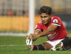 “Kisah Alumni Akademi MU Nego Kontrak Pakai ChatGPT: Demetri Mitchell dan Perjuangan di League One”