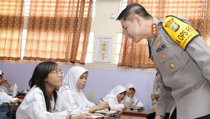 SPPG Polri Ciptakan Menu MBG yang Tak Bosankan, Siswi Ceria!