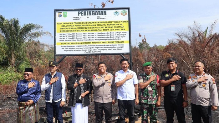 (Kapolres Pelalawan Pasang Plang) Tegaskan Larangan Garap Lahan Eks Karhutla, Pemberlakuan Hukuman Ketat!