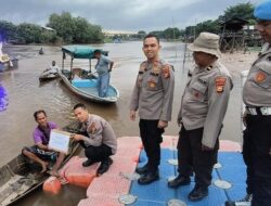 **Dari Tepian Sungai Siak Pekanbaru, Polisi Bantu Nelayan dan Bersihkan Sampah di Jalur Riau**