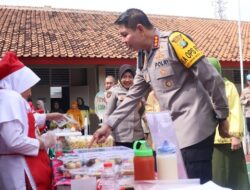 **Kapolres Jaktim Tinjau MBG di SD Kemala Bhayangkari 5, Bagikan Angket Menu**