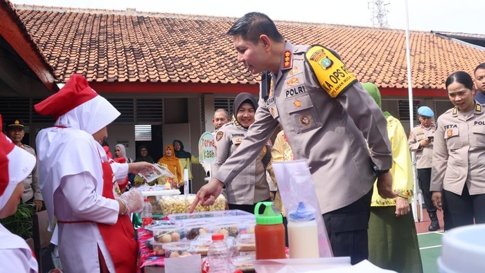 **Kapolres Jaktim Tinjau MBG di SD Kemala Bhayangkari 5, Bagikan Angket Menu**